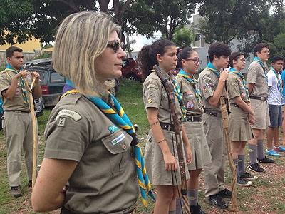 Entrei no Grupo Escoteiro. Já posso usar o uniforme e o lenço?