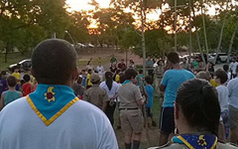 Entrei no grupo escoteiro. Já posso usar uniforme e lenço?